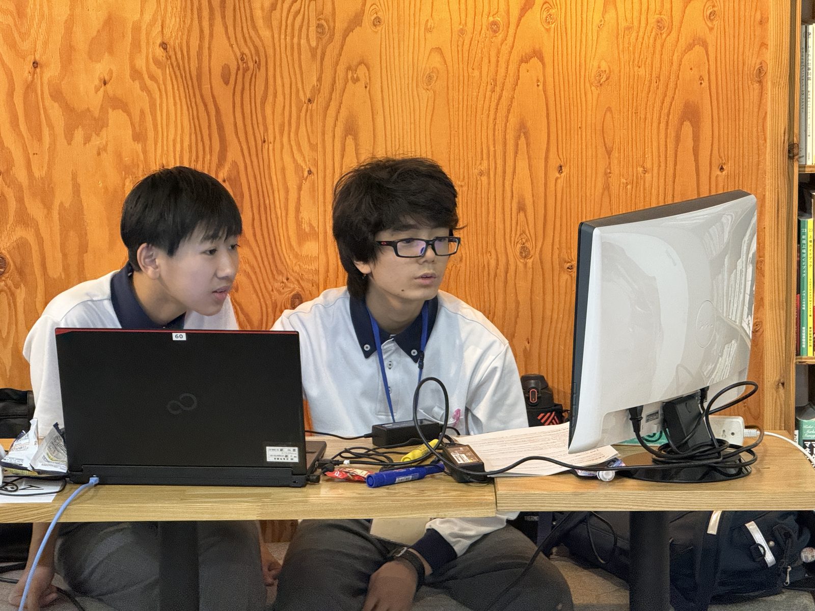 モニターとノートPCを前に開発する2人のようす